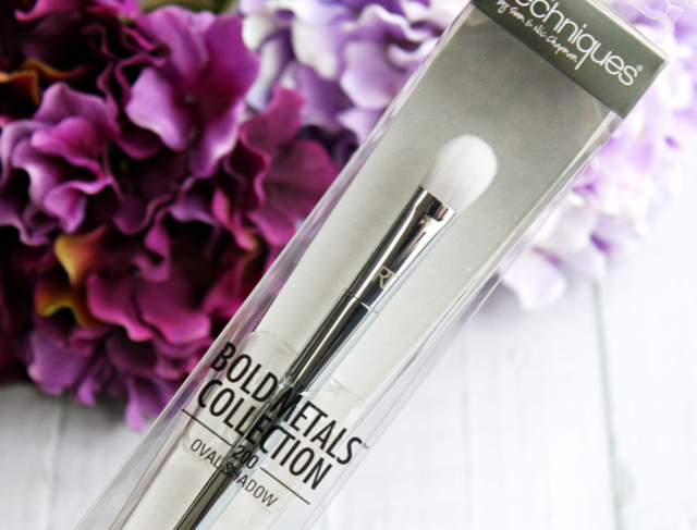 Real Techniques Bold Metals Collection 200 Oval Shadow Brush Review