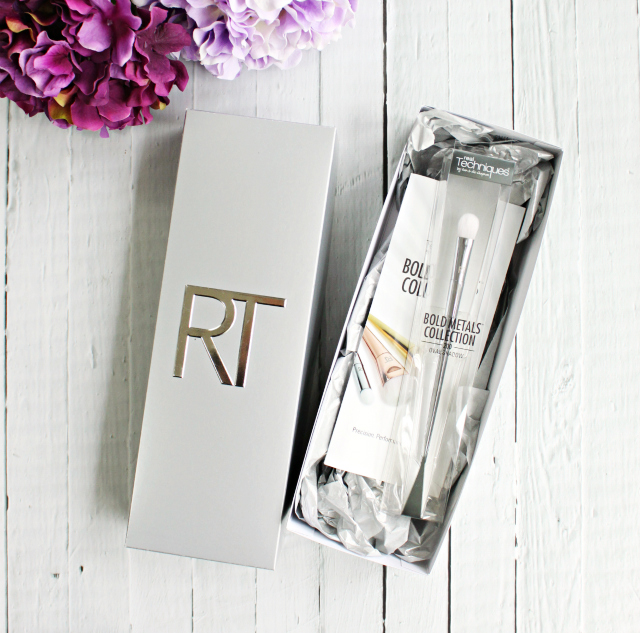 Real Techniques Bold Metals Collection 200 Oval Shadow Brush Review