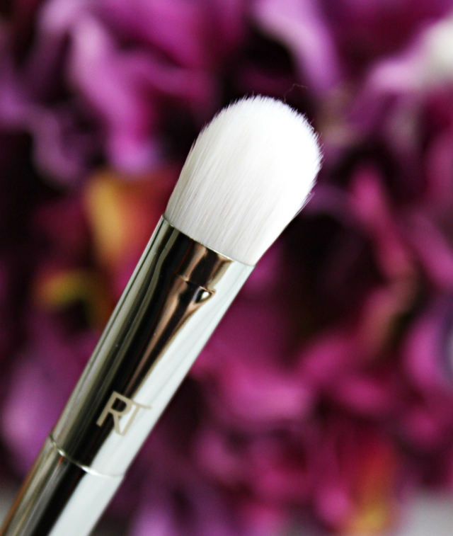 Real Techniques Bold Metals Collection 200 Oval Shadow Brush Review