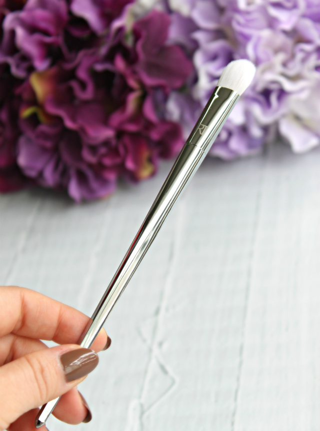 Real Techniques Bold Metals Collection 200 Oval Shadow Brush Review