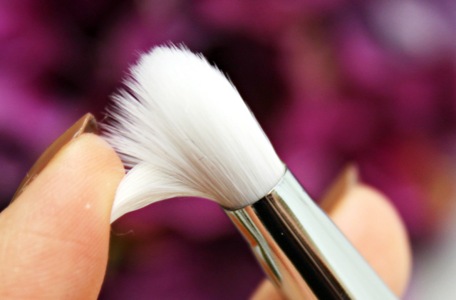 Real Techniques Bold Metals Collection 200 Oval Shadow Brush Review