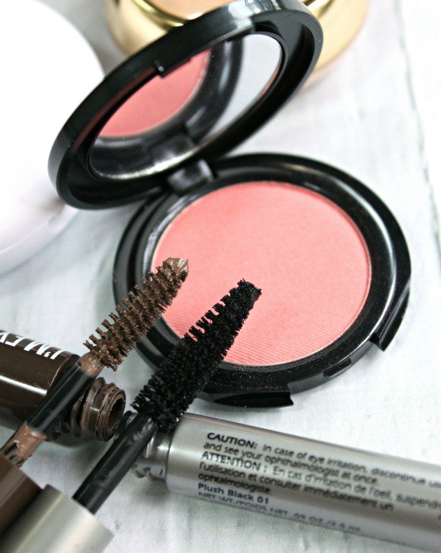 How to Pull Off a No-Makeup Makeup Look: Today I'm linking up with fellow beauty bloggers to bring you this fun collaboration. Check out our no-makeup makeup looks that help us look put together in a snap! >>  http://bit.ly/1HN2YzV | via @glamorable