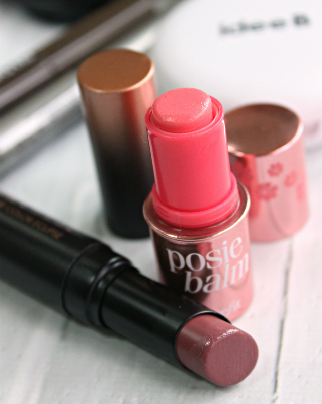 How to Pull Off a No-Makeup Makeup Look: Today I'm linking up with fellow beauty bloggers to bring you this fun collaboration. Check out our no-makeup makeup looks that help us look put together in a snap! >>  http://bit.ly/1HN2YzV | via @glamorable