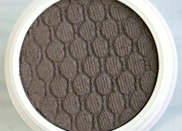 I already knew that my previous Colourpop purchase wouldn't be my last, and today on the blog I'm sharing thoughts and swatches of Limited Edition Rebound set, which included one duochrome and two matte eye shadows, as well as a beautiful matte pressed pigment, which I now use as a blush! >> http://bit.ly/1KVdKFh | via @glamorable