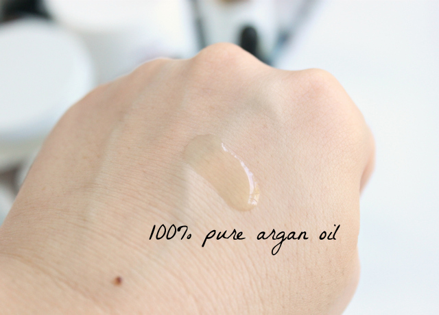 Beauty trend: one-ingredient skincare. In an attempt to eliminate harmful chemicals from their routine, many fashionistas and IT girls now opt in for simple organic solutions. Find out which natural beauty products are the best for your skin and hair in my latest blog post >> http://bit.ly/1SXVWL8 | via @glamorable