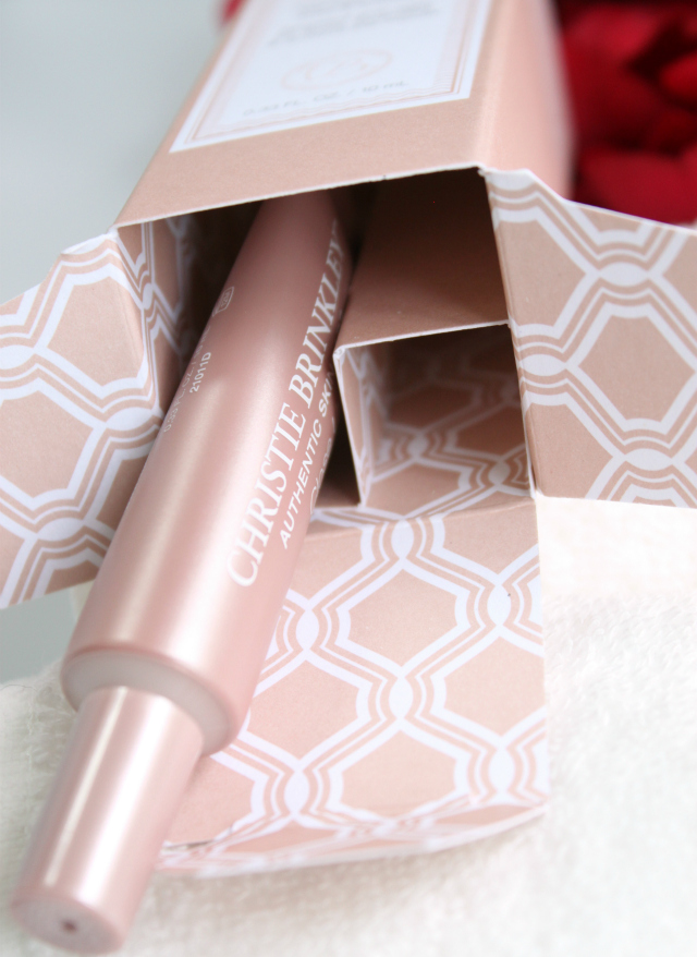 Find out what makes Christie Brinkley Close Up Instant Wrinkle Reducer & Treatment an interesting and unique beauty tool to have in your skin care arsenal >> https://glamorable.com | via @glamorable