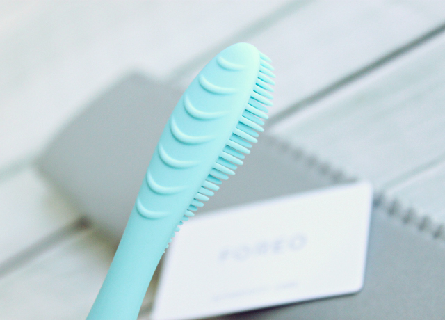 FOREO Issa Review: I tried using this unique sonic toothbrush for five weeks; click through to find out what I thought about it! >>  https://glamorable.com | via @glamorable