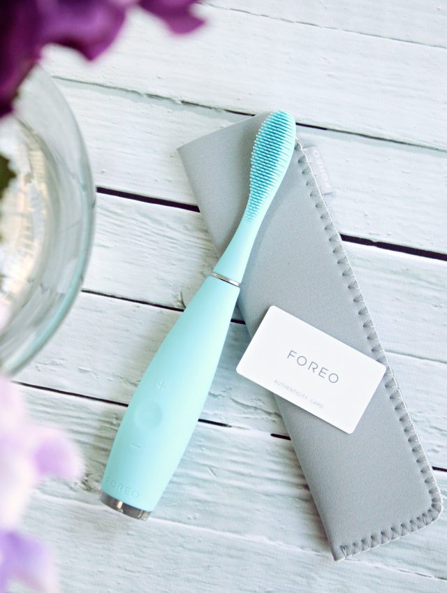 FOREO Issa Review: I tried using this unique sonic toothbrush for five weeks; click through to find out what I thought about it! >>  https://glamorable.com | via @glamorable