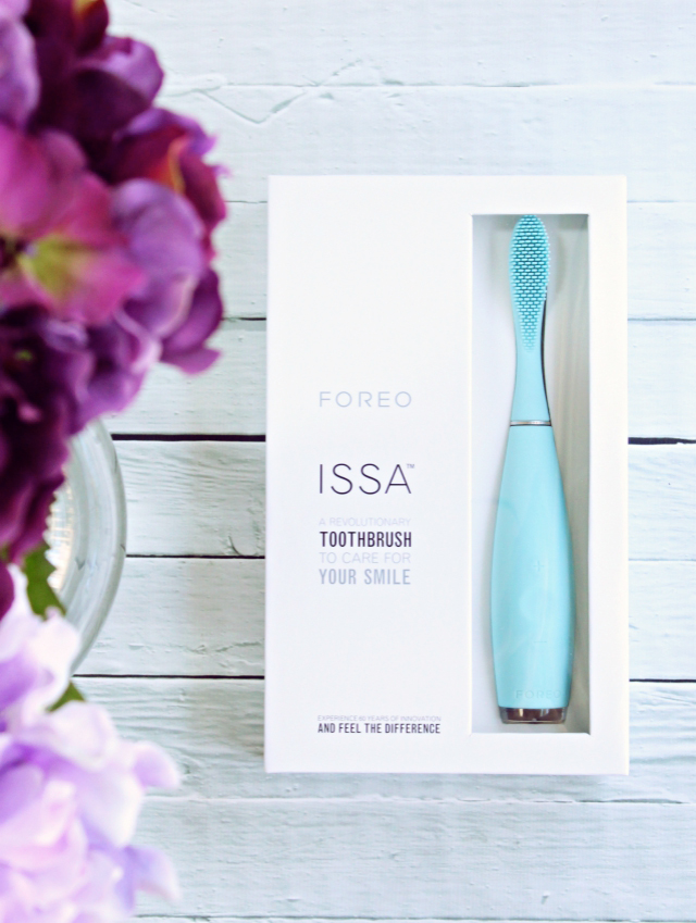 FOREO Issa Review: I tried using this unique sonic toothbrush for five weeks; click through to find out what I thought about it! >>  https://glamorable.com | via @glamorable
