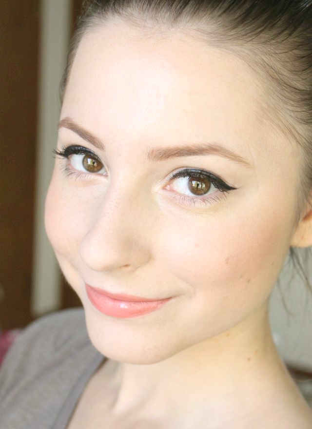 Review and Swatches: COVERGIRL The Super Sizer Mascara & Intensify Me Liquid Liner. Find out how to use these new products! Read more: glamorable.com | via @glamorable