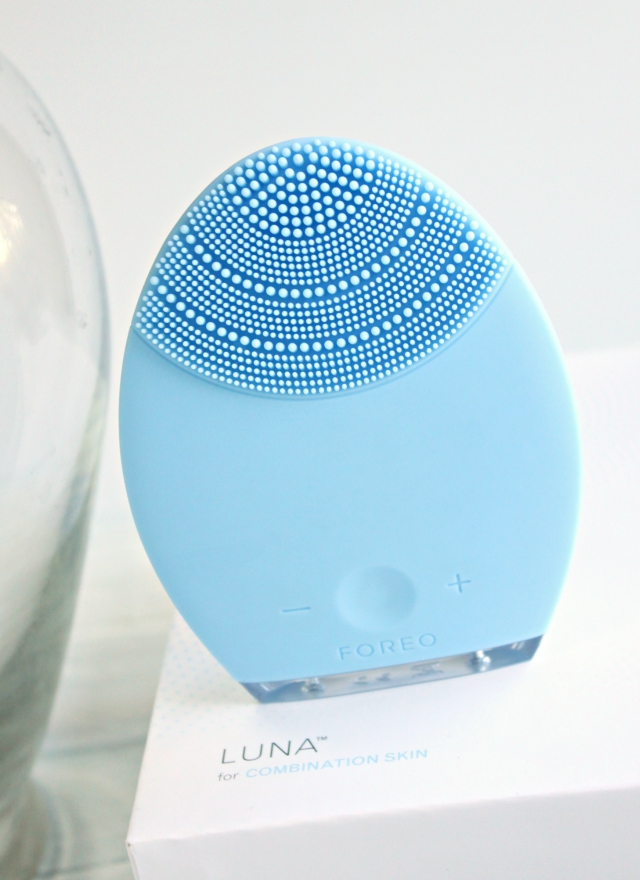 Today on the blog I'm comparing FOREO Luna and Luna mini. Check it out to find out which one is right for you! >> https://glamorable.com | via @glamorable