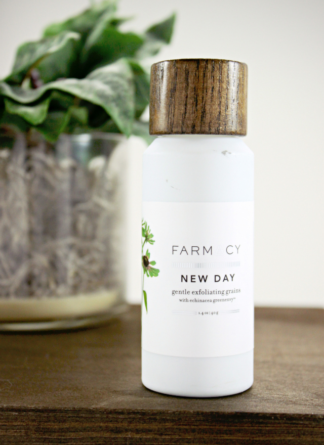 Have you tried powder exfoliants before? Today I'm talking about new Farmacy Gentle Exfoliating Grains, with formula so clean you'll do a double take. Read more at >> www.glamorable.com | via @glamorable