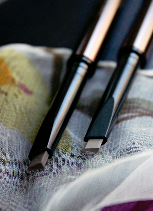 Hourglass Arch Brow Warm Blonde Swatch. Read more at >> www.glamorable.com | via @glamorable