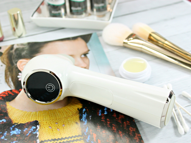 Conture Review: Luminess Air launches Conture Kinetic Skin Toning System, a revolutionary device that promises to tone, firm, and smooth the skin. Read more at >> www.glamorable.com | via @glamorable