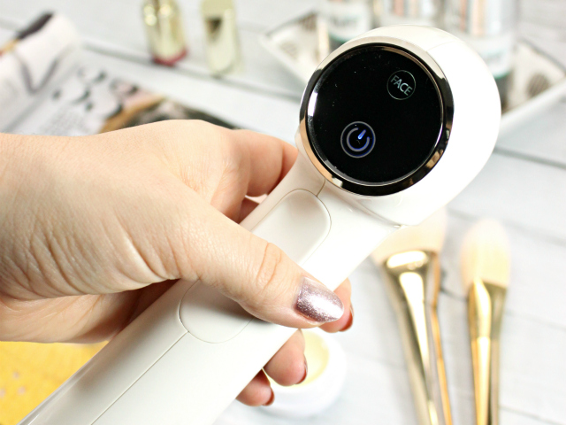 Conture Review: Luminess Air launches Conture Kinetic Skin Toning System, a revolutionary device that promises to tone, firm, and smooth the skin. Read more at >> www.glamorable.com | via @glamorable