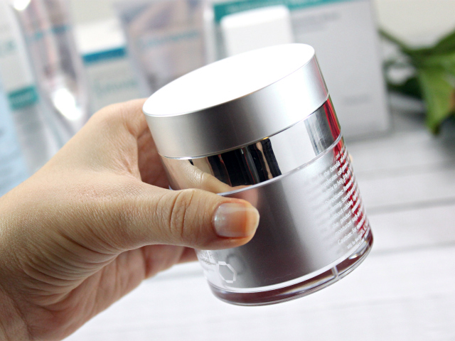 Exuviance Firm-NG6 Non-Acid Peel Review. A non-irritating peel that can be used every day plus learn about the benefits of NeoGlucosamine in skincare. Read more at >> www.glamorable.com | via @glamorable