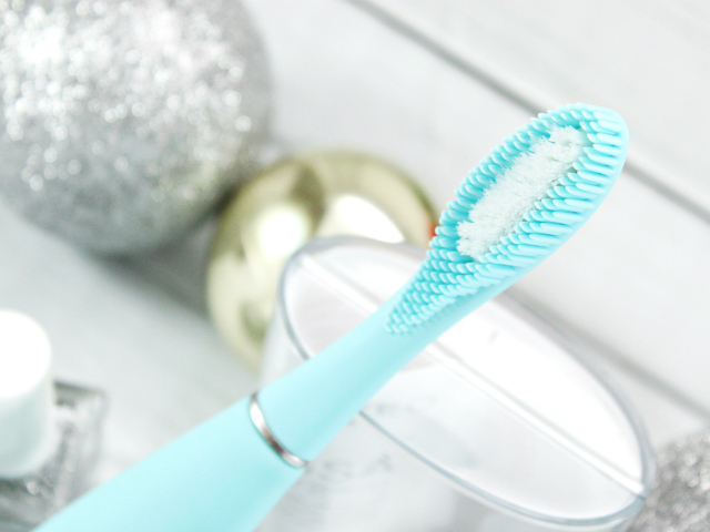 FOREO Issa Hybrid Brush Head review. Read more at >> www.glamorable.com | via @glamorable