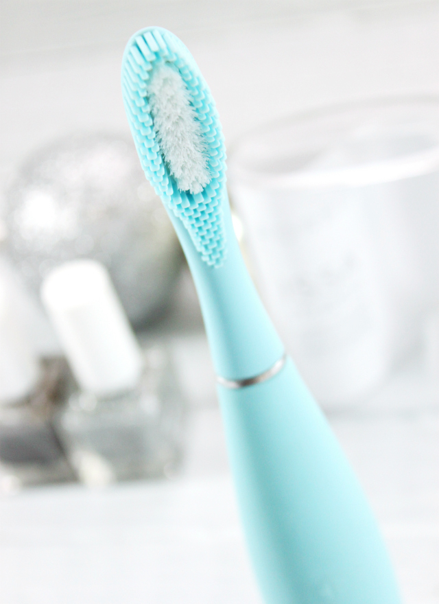 FOREO Issa Hybrid Brush Head review. Read more at >> www.glamorable.com | via @glamorable