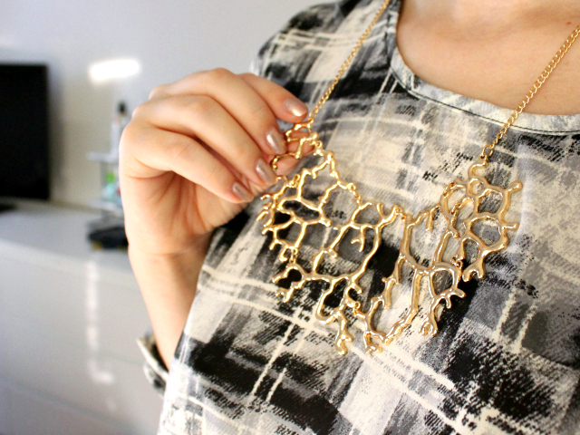 Stitch Fix December 2015 Review, Pictures: Mavi Mylee Tulip Hem Skinny Jean, Bay to Baubles Adella Coral Branch Necklace, Skies are Blue Evanna Dress, Le Lis Bickenfall Crew Neck Blouse, 41Hawthorn Abrianna Longsleeve Knit Cardigan. Read more at >> www.glamorable.com | via @glamorable