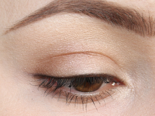 Urban Decay x Gwen Stefani Palette Review, Swatches & Makeup Look. Read more at >> www.glamorable.com | via @glamorable