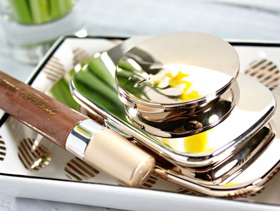 How to Master the No Makeup Look with NEW Jane Iredale Skin Is In Collection | Jane Iredale Naturally Matte Eye Shadow Kit, Jane Iredale GreatShape Eyebrow Kit, Jane Iredale White Tea PureGloss Lip Gloss, Jane Iredale Flawless PurePressed Blush