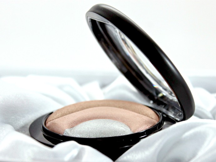 MAC Otherearthly Mineralize Skinfinish Swatch, Review