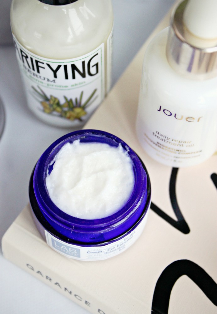 Find out how to build a natural & non-toxic AM beauty routine for combination skin to address your skin's needs, and check out the results of my very first attempt at doing so!