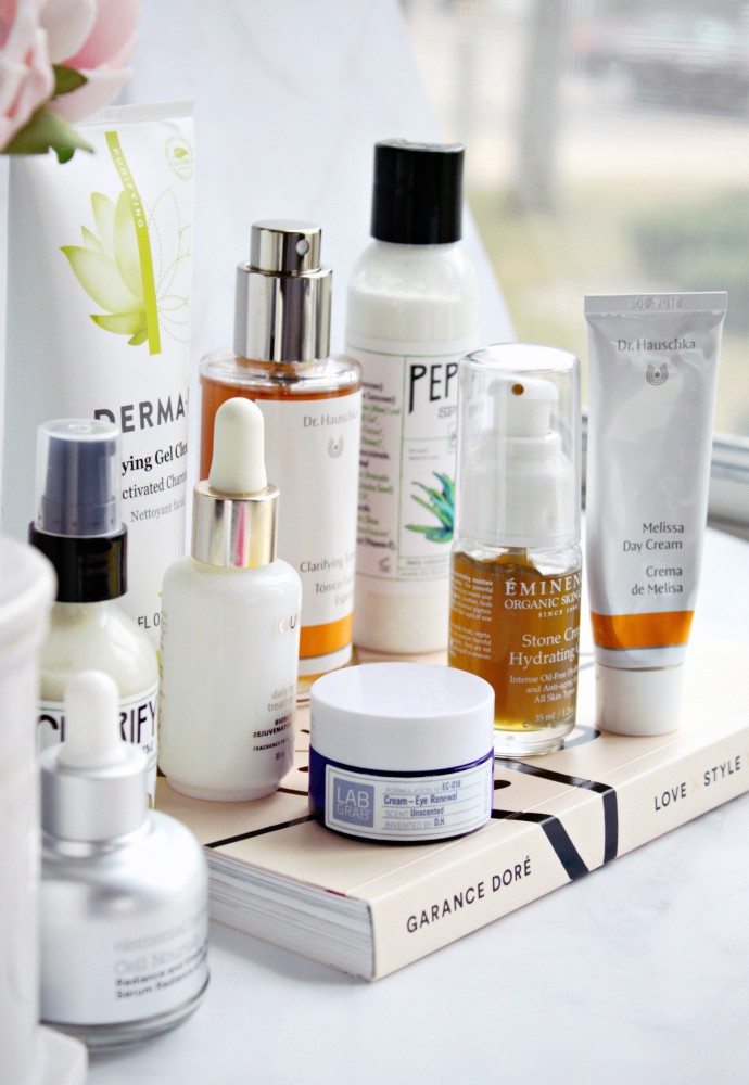 Find out how to build a natural & non-toxic AM beauty routine for combination skin to address your skin's needs, and check out the results of my very first attempt at doing so!